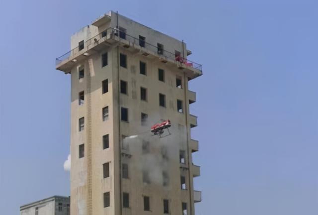 旋翼无人机实现了在百米以上高层建筑灭火(图2)